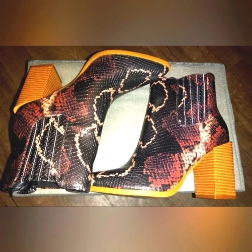 Ladies SNAKE SKIN MULTICOLOR BEAUTIFUL LADIES BOOTS SZ 6